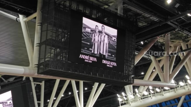 Fans persembahkan koreografi special untuk Diogo Jota saat Liverpool hadapi AC Milan di Hong Kong. [Dok. Arief Apriadi/Suara.com]