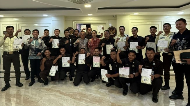 Perusahaan PT. Mitra Abadi Royalindo (MAR) mengembalikan puluhan ijazah karyawannya yang sempat ditahan di hadapan Wamenaker Noel. (Foto dok. Wamenaker)