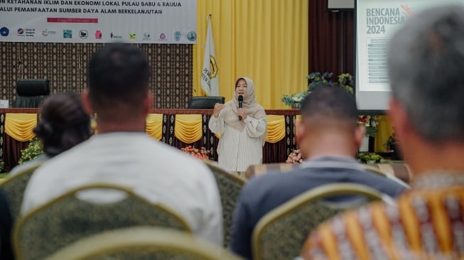 Laksmi Dhewanthi, Inspektur Utama BPLH 2025 dan Focal Point Panitia Pengarah Nasional GEF SGP Indonesia, dalam forum diskusi tematik di Aula Rapat Gedung Pemerintah Kabupapaten Sabu Raijua, Kamis (24/7/2025).