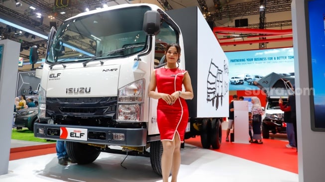 Pengunjung melihat kendaraan Isuzu ELF di ajang pameran automotif Gaikindo Indonesia International Auto Show (GIIAS) 2025 di Indonesia Convention Exhibition (ICE) BSD, Tangerang, Banten, Sabtu (26/7/2025). [Suara.com/Alfian Winanto]
