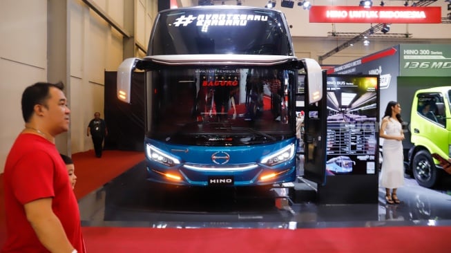 Pengunjung melihat kendaraan Hino Bagong di ajang pameran automotif Gaikindo Indonesia International Auto Show (GIIAS) 2025 di Indonesia Convention Exhibition (ICE) BSD, Tangerang, Banten, Sabtu (26/7/2025). [Suara.com/Alfian Winanto]
