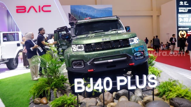 Pengunjung melihat kendaraan BAIC BJ40 Plus di ajang pameran automotif Gaikindo Indonesia International Auto Show (GIIAS) 2025 di Indonesia Convention Exhibition (ICE) BSD, Tangerang, Banten, Sabtu (26/7/2025). [Suara.com/Alfian Winanto]