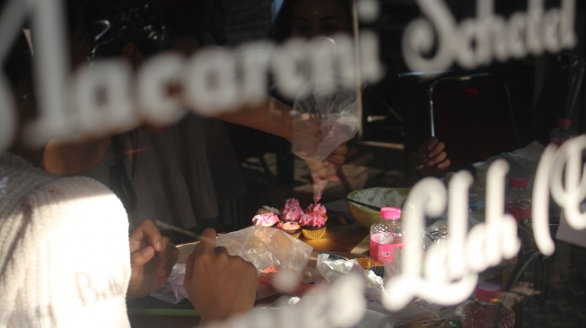 Mahasiswi Humas Universitas Diponegoro yang berkolaborasi dengan UMKM lokal Senirasa Kue Forever pada acara Cooking Class bertajuk “Healthy Cupcake for a Better Life”, Sabtu (19/7/2025). [Istimewa]