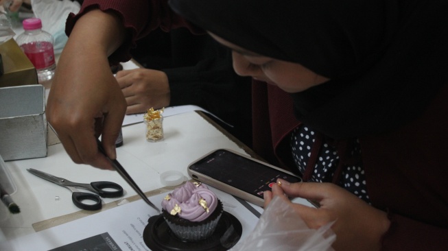 Mahasiswi Humas Universitas Diponegoro yang berkolaborasi dengan UMKM lokal Senirasa Kue Forever pada acara Cooking Class bertajuk “Healthy Cupcake for a Better Life”, Sabtu (19/7/2025). [Istimewa]