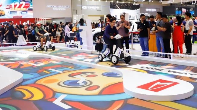 Pengunjung mencoba permainan simulasi di ajang pameran automotif Gaikindo Indonesia International Auto Show (GIIAS) 2025 di Indonesia Convention Exhibition (ICE) BSD, Tangerang, Banten, Sabtu (26/7/2025). [Suara.com/Alfian Winanto]