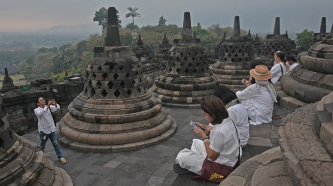Sejumlah wisatawan mengunjungi Candi Borobudur, Magelang, Jawa Tengah, Sabtu (26/7/2025). [ANTARA FOTO/Anis Efizudin/rwa]
