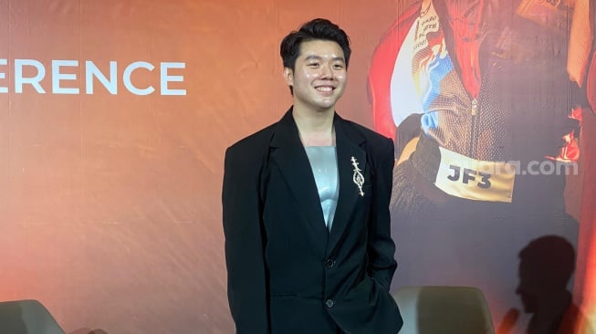 Desainer Howard Laurent dalam konferensi pers JF3 di kawasan Kelapa Gading, Jakarta Utara pada Jumat, 25 Juli 2025. [Suara.com/Tiara Rosana]