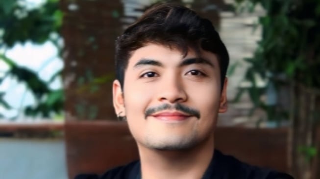 Siapa Itu Om Samsan Jeh? Pawang Sembuhkan Kesurupan dengan Totok Kalkulator