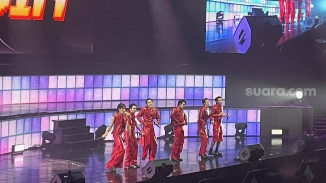 Boyband Thailand, Proxie sukses tampil di konser Hello Boysss Asia Tour yang digelar di Balai Sarbini, Jakarta pada Sabtu (25/7). [Suara.com/Sumarni]