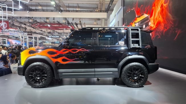 Chery J6 versi modifikasi eksklusif hasil kolaborasi dengan National Modificator & Aftermarket Association (NMAA) dan public figure, Yoshua Marcellos atau Cellos di GIIAS 2025. (Foto: SUARA.com/Manuel Jeghesta)