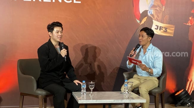 Desainer Howard Laurent dalam konferensi pers JF3 di kawasan Kelapa Gading, Jakarta Utara pada Jumat, 25 Juli 2025. [Suara.com/Tiara Rosana]