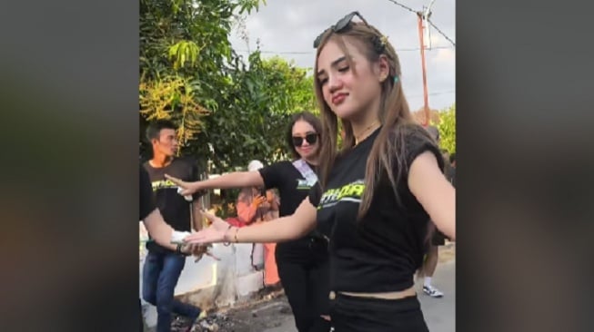  Icha Cellow, penyanyi dan konten kreator bernama asli Icha Cahyani ini juga sering wara-wiri di berbagai acara sound horeg. (ist)