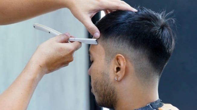 7 Inspirasi Gaya Rambut Pria Undercut, Tampil Stylish dan Profesional
