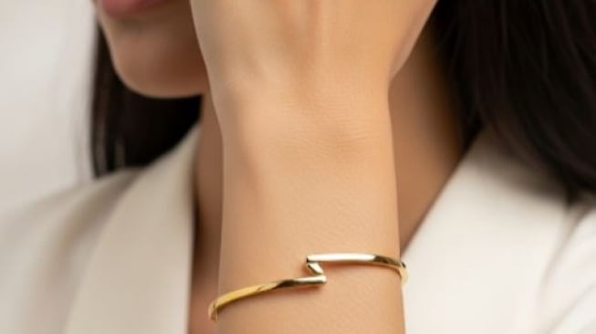 5 Model Gelang Emas yang Elegan dan Estetik untuk Lengan Kecil