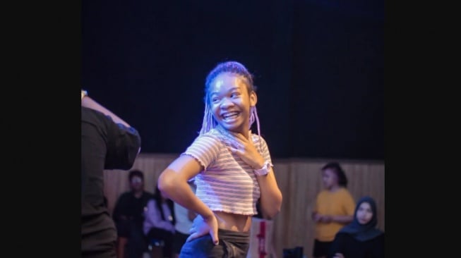 Panggung sound horeg tak hanya didominasi kaum pria. Ada Desi Afrika, seorang artis karnaval yang kerap menjadi 'pemanis' dan pengisi acara. (Ist)