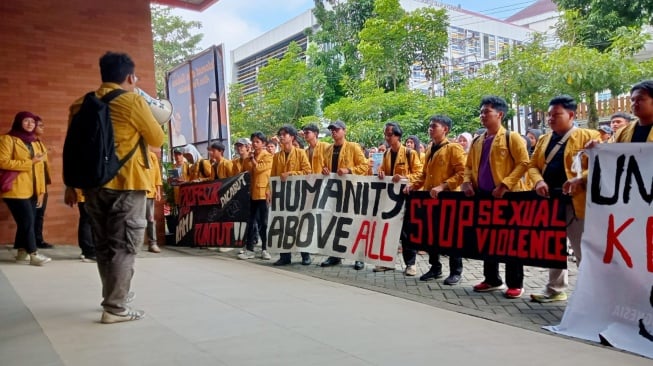 Aksi protes mahasiswa Unsoed mendesak pelaku kekerasan seksual ditindak,  pada Senin (28/7/2025) di halaman kampus. (Dok. Istimewa)