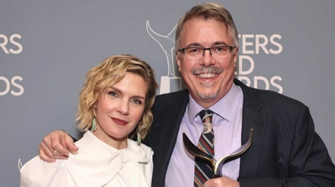 Vince Gilligan dan Rhea Seehorn akan kembali berkolaborasi dalam series terbaru berjudul Pluribus. [Instagram]