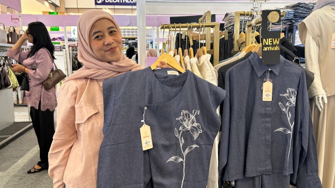 Head Creative Rendezvous Modest Market sekaligus pemilik brand fashion Gamaleea, Eras Pragitha di Cikarang, Jawa Barat, Kamis (24/7/2025) (Suara.com/Dini Afrianti Efendi)