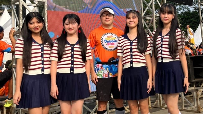 Girlband BlinkStar bersama produser GNP Music, Djakawinata Susilo usai tampil di ajang Panggung Color & Bubble Run 2025 yang berlangsung di Taman Mini Indonesia Indah (TMII), Minggu (27/7/2025). [GNP]