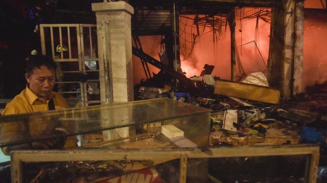 Pedagang menyelamatkan barang dagangan pada kebakaran di Pasar Taman Puring, Kebayoran Baru, Jakarta Selatan, Senin (28/7/2025). [ANTARA FOTO/ Fakhri Hermansyah/nz]