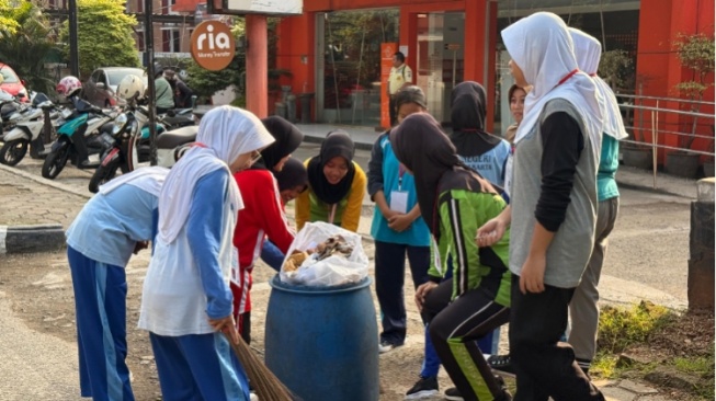 Peduli Kebersihan! Aksi Ekologi Peserta MPLS di SMA Negeri 1 Purwakarta
