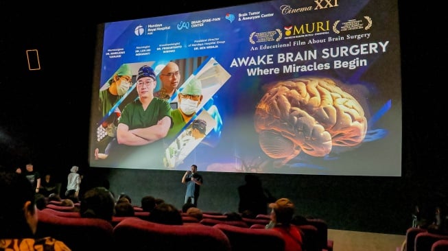Sebuah film dokumenter medis berjudul Awake Brain Surgery: Where Miracles Begin resmi ditayangkan perdana di Cinema XXI Lippo Mall Puri, Jakarta Barat, pada Sabtu (26/7). (Dok. Mandaya Royal Hospital Puri)