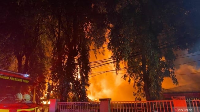 Pasar Taman Puring Kebakaran, 6 Unit Mobil Damkar Dikerahkan: Situasi Masih Merah!