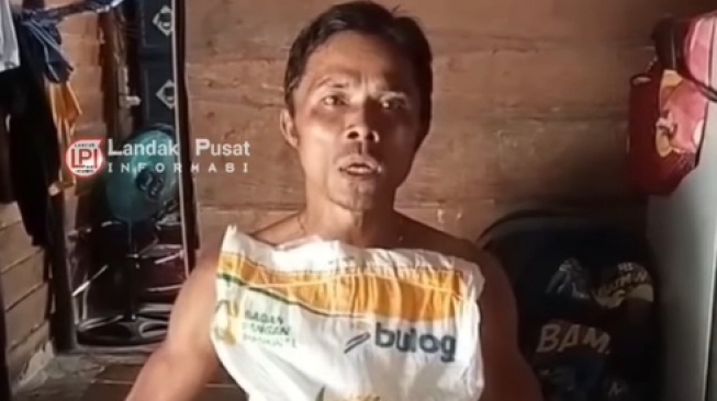 Warga Kabupaten Landak protes beras bansos diduga tak sesuai dokumen resmi. (Instagram)