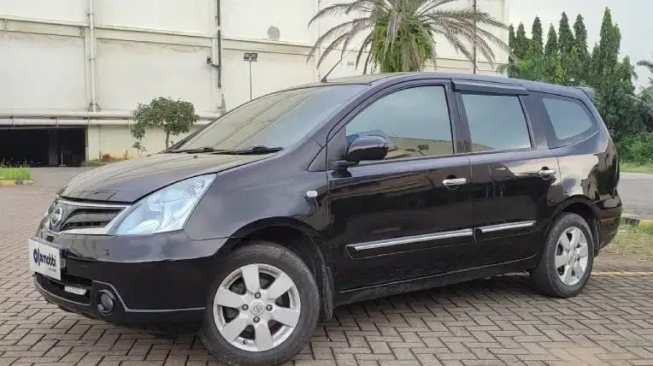 Nissan Grand Livina (2010). (OLX)