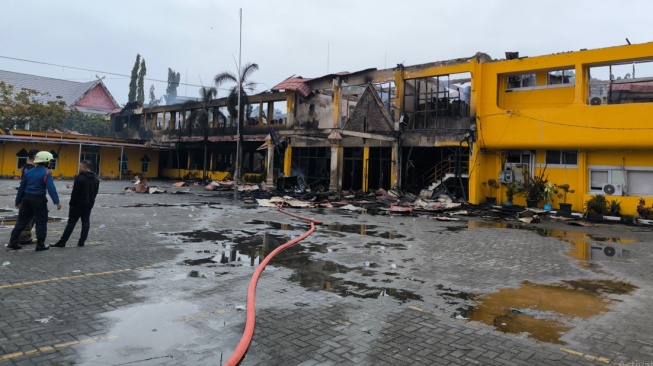 Kantor Disnaker Riau Terbakar, Bangunan Hancur Tak Bisa Digunakan