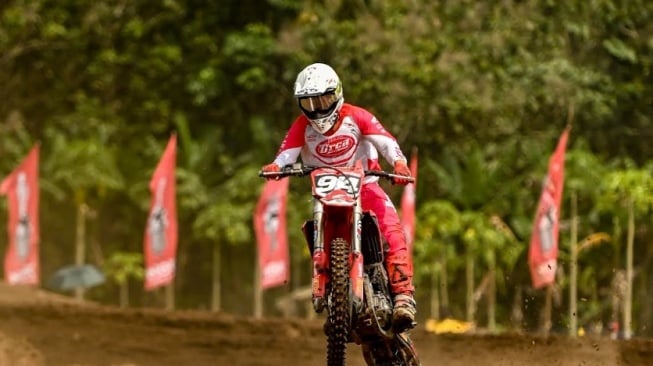 crosser AHRT Arsenio Algifari yang jatuh, bangkit, dan raih double podium di Kejurnas Motocross (Dok. AHM)