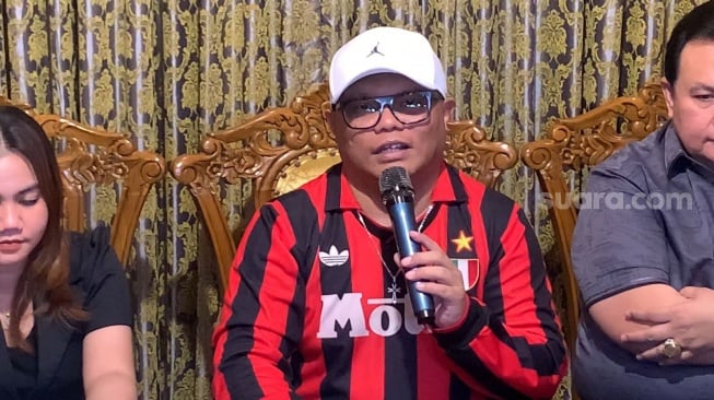 Doadibadai Hollo atau Badai dalam sesi jumpa pers di kawasan Fatmawati, Jakarta, Senin, 28 Juli 2025 [Suara.com/Adiyoga Priyambodo]
