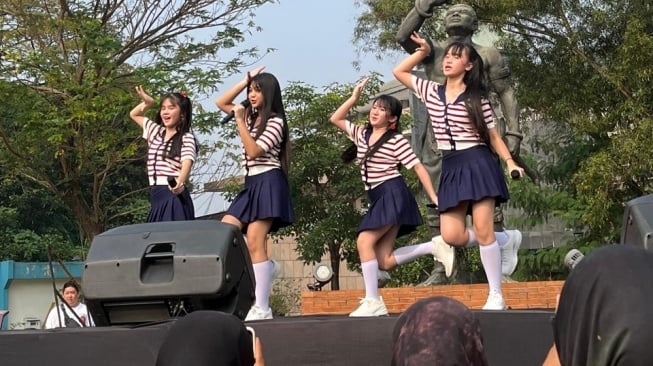 Girlband BlinkStar tampil energik di Panggung Color & Bubble Run 2025 yang berlangsung di Taman Mini Indonesia Indah (TMII), Minggu (27/7/2025). [GNP]