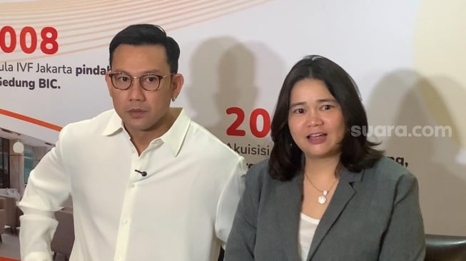 Denny Sumargo dan Olivia Allan dalam kegiatan perayaan 27 tahun Morula IVF di Pullman Central Park, Jakarta, Minggu, 27 Juli 2025. [Suara.com/Adiyoga Priyambodo]