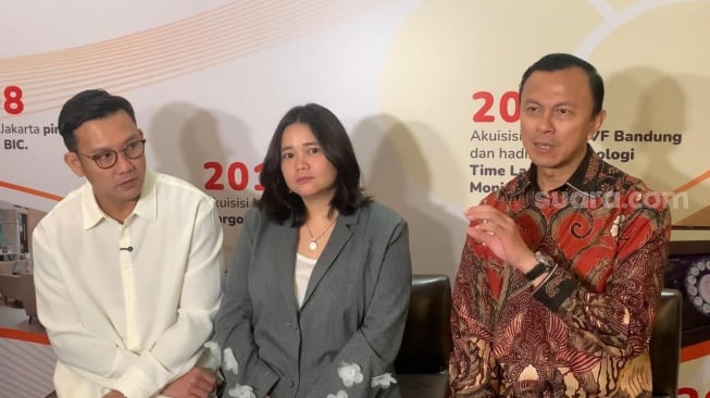 Denny Sumargo, Olivia Allan dan Dokter Arie A. Polim dalam kegiatan perayaan 27 tahun Morula IVF di Pullman Central Park, Jakarta, Minggu, 27 Juli 2025. [Suara.com/Adiyoga Priyambodo]