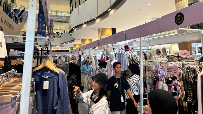 Suasana bazar Rendezvous Modest Market Grand Atrium AEON Mall Delta Mas, Cikarang, Jawa Barat, Kamis (24/7/2025) (Suara.com/Dini Afrianti Efendi)