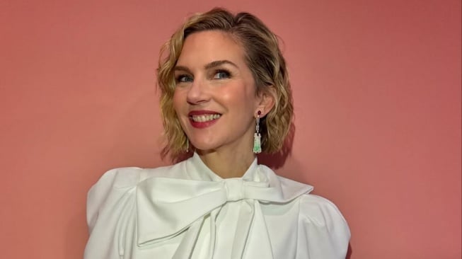 Rhea Seehorn akan menjadi salah satu bintang utama di series garapan terbaru Vince Gilligan, Pluribus. [Instagram]