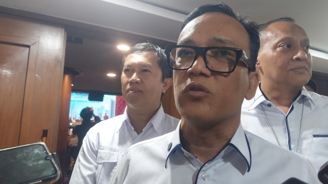 Angka PHK Melonjak! Wamenakar Tuding Perang Dagang Jadi Biang Kerok?