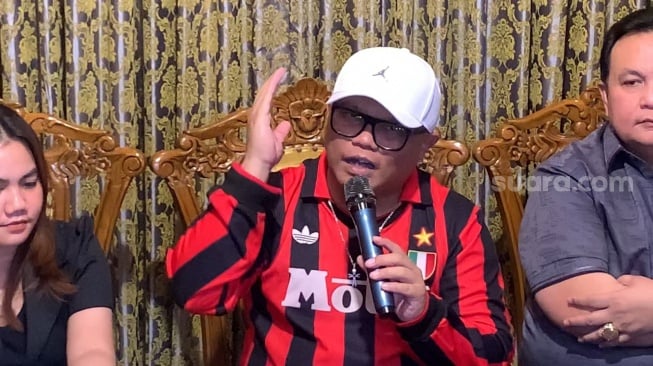 Doadibadai Hollo atau Badai dalam sesi jumpa pers di kawasan Fatmawati, Jakarta, Senin, 28 Juli 2025. [Suara.com/Adiyoga Priyambodo]