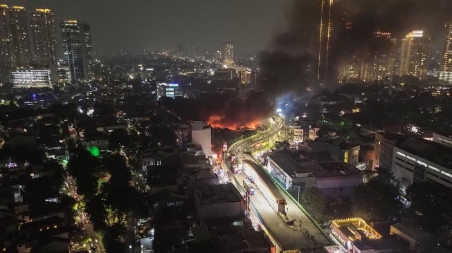 Foto udara kebakaran di Pasar Taman Puring, Kebayoran Baru, Jakarta Selatan, Senin (28/7/2025). [ANTARA FOTO/ Fakhri Hermansyah/nz]
