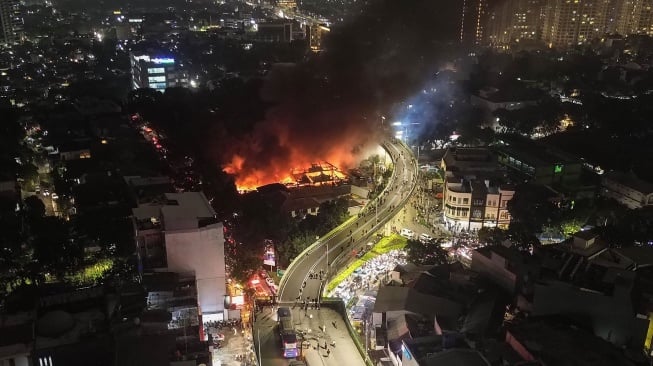 Foto udara kebakaran di Pasar Taman Puring, Kebayoran Baru, Jakarta Selatan, Senin (28/7/2025). [ANTARA FOTO/ Fakhri Hermansyah/nz]
