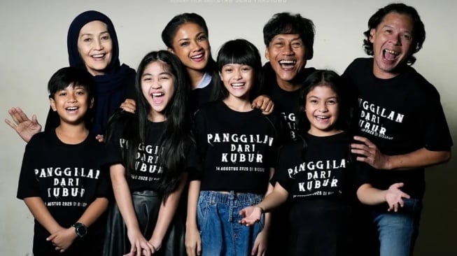 Para bintang film Panggilan dari Kubur di acara jumpa pers perkenalan film tersebut di Jakarta. [Instagram]