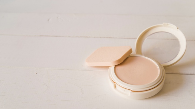 5 Rekomendasi Powder Foundation yang Bagus: High Coverage dan Tahan Lama Mulai Rp50 Ribuan