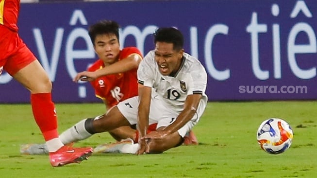 Final Piala AFF U-23 2025: Pemain Vietnam Lolos Dicek VAR usai Sikut Rahmat Arjuna