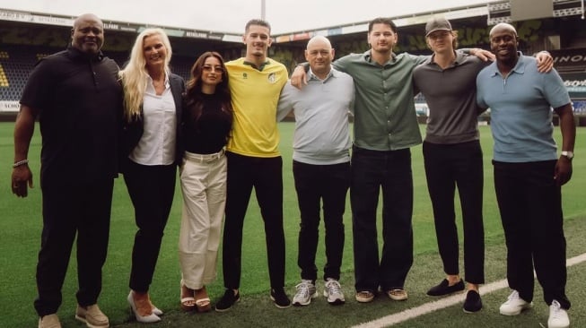 Jennifer Coppen ikut mendampingi Justin Hubner yang menandatangani kontrak dengan klub Eredivisie, Fortuna Sittard. Penampilan Jennifer mencuri perhatian. [Instagram]