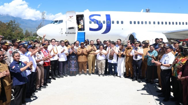 Wamendagri Ribka Haluk Kawal Langsung Penerbangan Perdana Maskapai Sriwijaya Air ke Wamena