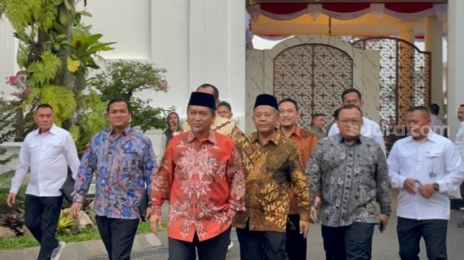 Presiden Partai Keadilan Sejahtera (PKS), Al Muzzammil Yusuf, mengungkapkan isi pertemuan dengan Presiden Prabowo Subianto di Istana Kepresidenan Jakarta, Selasa sore. (Suara.com/Novian)