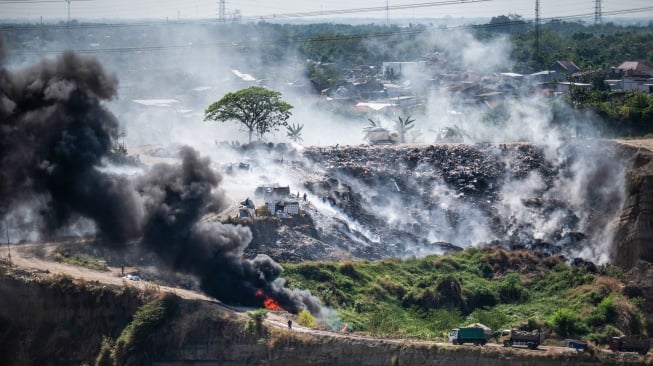 Foto udara tempat pembuangan akhir (TPA) ilegal di Rowosari, Tembalang, Jawa Tengah, Selasa (29/7/2025). [ANTARA FOTO/Aprillio Akbar/tom]