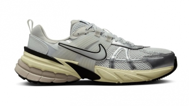 Nike V2K Run Men's Sneakers Shoes (Foot Locker)
