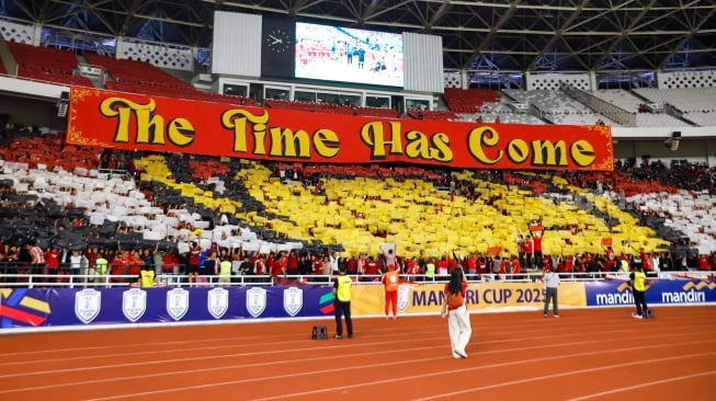 Kelompok suporter Timnas Indonesia, La Grande membuat koreografi tujuannya untuk membakar semangat skuad Timnas U-23 yang bertanding melawan Vietnam di final Piala AFF U-23 2025. [Suara.com/Alfian Winanto]